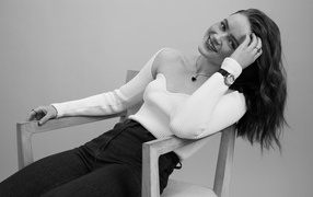 Черно-белое фото актрисы Сэди Синк