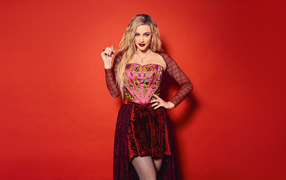 Яркая актриса Лили Рейнхарт на красном фоне