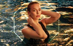 British actress Jodie Comer in the pool