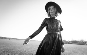 Британская актриса София ди Мартино в черном платье