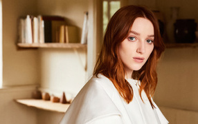 Британская рыжеволосая актриса Фиби Дайневор