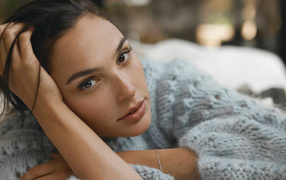 Кареглазая актриса Галь Гадот в теплом свитере