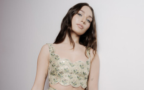 Милая американская танцовщица Мэдди Зиглер на сером фоне