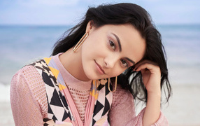 Милая кареглазая девушка актриса Камила Мендес