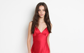 Милая девушка актриса Мэйка Вулард в красном платье