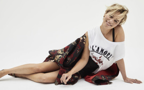 Модная актриса Эмилия Кларк лежит на полу