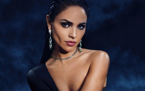 Жгучая актриса Эйса Гонсалес в черном платье