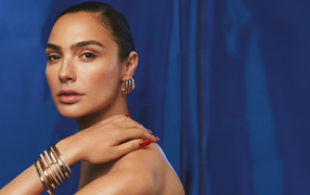 Израильская актриса Галь Гадот на синем фоне