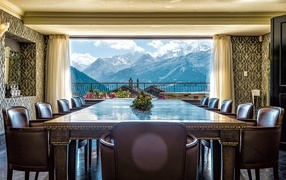 Большой стол и стулья в гостиной с красивым видом из окна