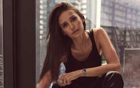 Длинноволосая канадская актриса Нина Добрев