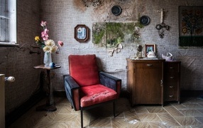 Старая комната с красным креслом