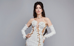 Популярная актриса Энн Хэтэуэй в платье на сером фоне