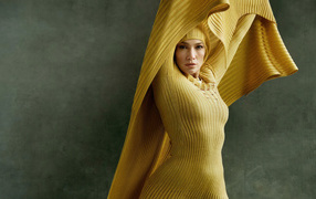 Настоящая женщина Дженнифер Лопес в желтом наряде