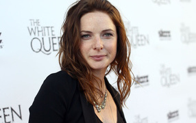 Рыжеволосая актриса Ребекка Фергюсон в черном костюме