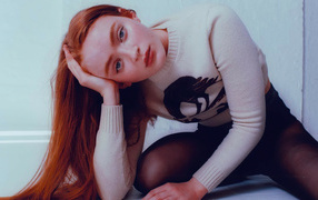 Рыжеволосая девушка актриса Сэди Синк