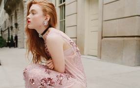 Рыжеволосая Сэди Синк в розовом платье