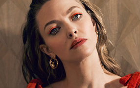 Грустная актриса Аманда Сайфред стоит у стены