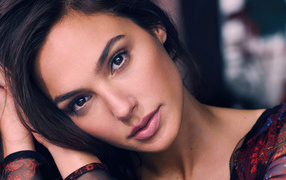 Грустная кареглазая девушка актриса Галь Гадот