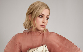 Грустный взгляд актрисы Лили Рейнхарт на сером фоне