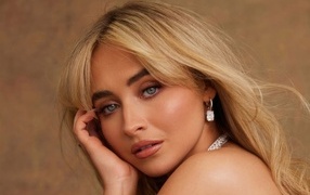 Грустная молодая актриса Сабрина Карпентер