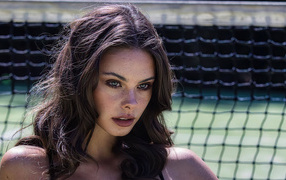 Серьезная девушка актриса Мэйка Вулард