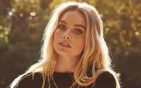 Серьезная блондинка актриса Марго Робби