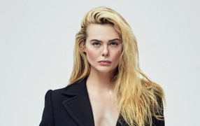 Серьезная девушка актриса  Эль Фэннинг на сером фоне