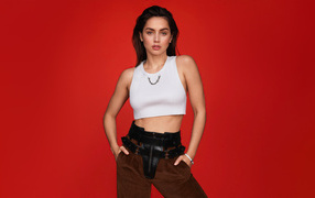 Стильная актриса Ана де Армас на красном фоне