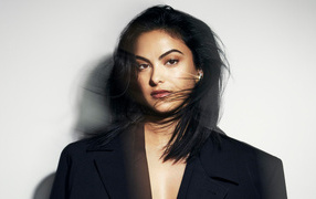 Стильная актриса Камила Мендес в черном пиджаке на сером фоне