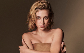 Нежная девушка актриса Лили Рейнхарт на сером фоне