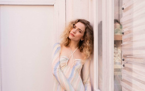 Нежная девушка актриса Уилла Фицджералд у стены