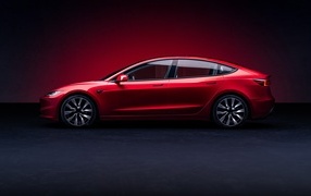 Автомобиль Tesla Model 3 2023 года вид сбоку