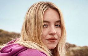 Лицо молодой блондинки, актрисы Сидни Суини