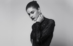 Молодая актриса Александра Даддарио в черном платье на сером фоне