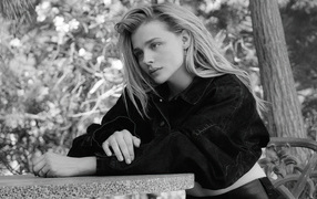 Молодая актриса Хлоя Грейс Морец черно-белое фото