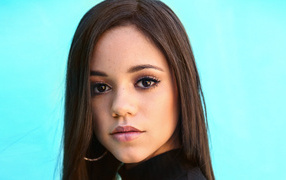 Молодая актриса Дженна Ортега на голубом фоне