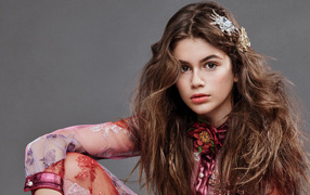 Молодая актриса Кайя Гербер на сером фоне