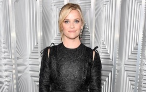 Молодая актриса Риз Уизерспун в черном платье