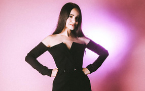 Молодая актриса София Карсон на розовом фоне