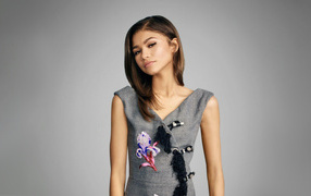 Молодая актриса Зендея в платье на сером фоне