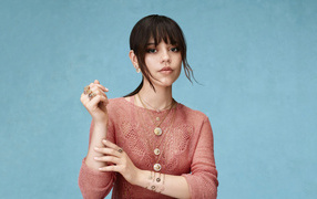 Молодая популярная актриса Дженна Ортега на сером фоне