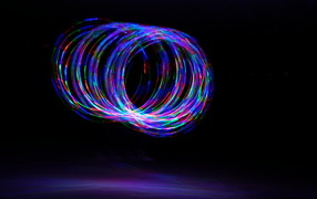 Неоновые кольца на черном фоне