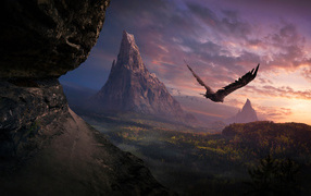 Большой орел летит над горами на закате