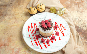 Пирожное три шоколада с ягодами малины