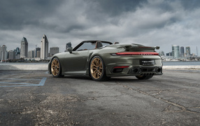 Автомобиль TechArt GTsport Cabrio 2024 года на фоне города