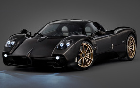 Черный быстрый автомобиль Pagani Utopia