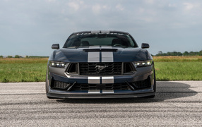 Вид спереди на быстрый автомобиль Hennessey H850 Mustang Dark Horse 2024  года