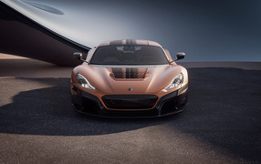 Вид спереди на спортивный автомобиль Rimac Nevera 15th Anniversary 2024 года