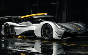 Гоночный Hypercar 777 на трассе