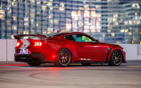 Вид сзади на красный автомобиль  Shelby Super Snake 2024 года